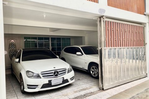 Townhouse in Bangkok, Thailand 4 bedrooms № 66516 - photo 2