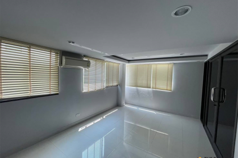 Townhouse in Bangkok, Thailand 7 bedrooms № 189687