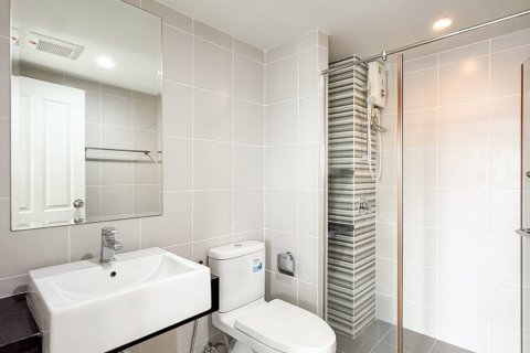 Apartamento de 2 habitaciones en Pattaya, Tailandia № 220567 - foto 11