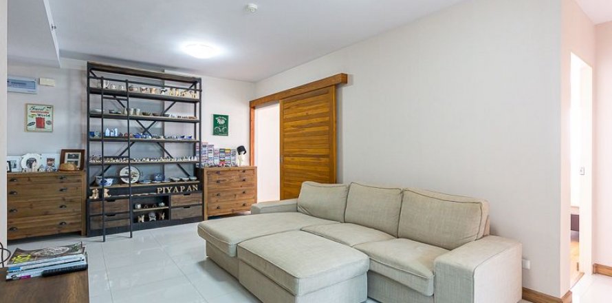 Condominio de 2 dormitorios en Huai Khwang, Bangkok, Tailandia № 136849