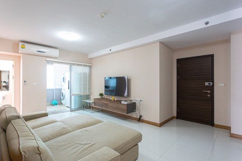 Condominio de 2 dormitorios en Huai Khwang, Bangkok, Tailandia № 136849 - foto 2