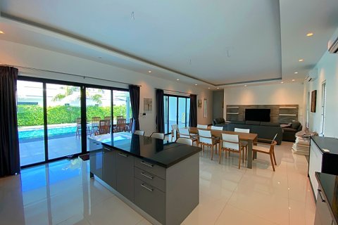 Chalet de 3 dormitorios en Hua Hin, Tailandia № 168660 - foto 22