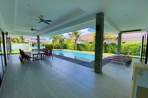 Chalet de 3 dormitorios en Hua Hin, Tailandia № 168660 - foto 15