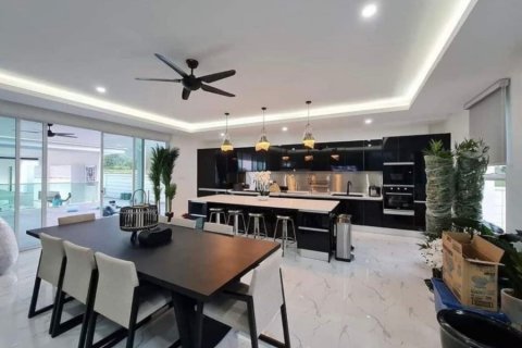 Chalet de 4 dormitorios en Hua Hin, Tailandia № 168663 - foto 6