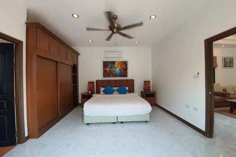 Chalet de 4 dormitorios en Hua Hin, Tailandia № 160580 - foto 10