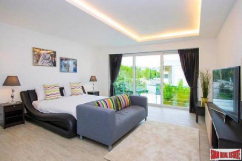 Chalet de 5 dormitorios en Pattaya, Tailandia № 202976 - foto 4
