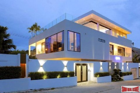 Chalet de 8 dormitorios en Pattaya, Tailandia № 202977 - foto 5