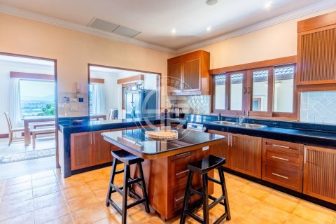 Chalet de 5 dormitorios en Layan Beach, Tailandia № 190632 - foto 7