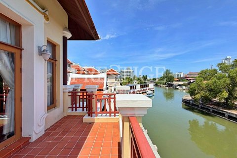 Casa de 4 dormitorios en Pattaya, Tailandia № 233460 - foto 17