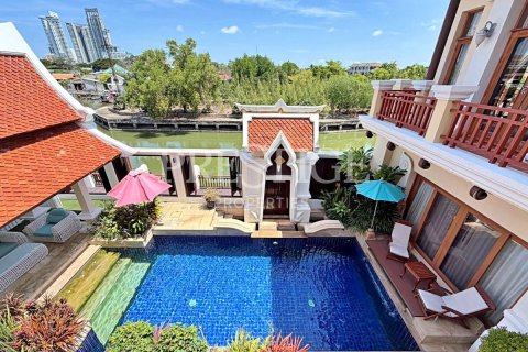 Casa de 4 dormitorios en Pattaya, Tailandia № 233460 - foto 18