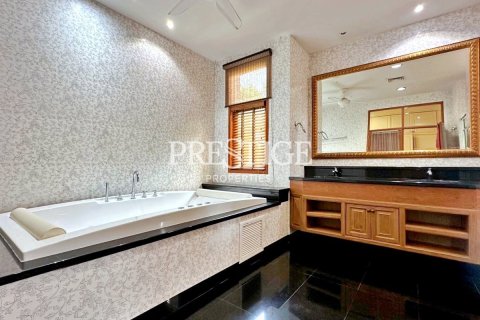 Casa de 4 dormitorios en Pattaya, Tailandia № 233460 - foto 9
