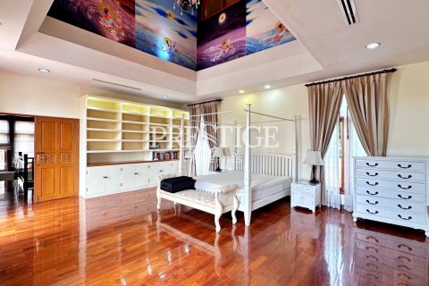 Casa de 4 dormitorios en Pattaya, Tailandia № 233460 - foto 7
