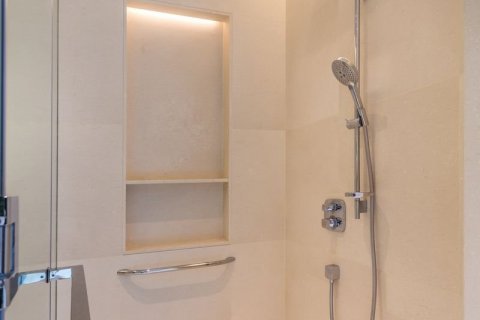 Condominio de 2 dormitorios en Pathum Wan, Bangkok, Tailandia № 133692 - foto 23