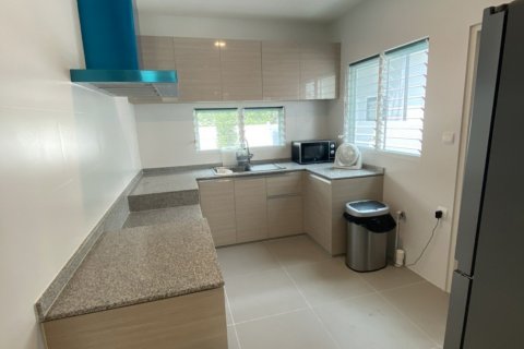 Chalet de 4 dormitorios en Bang Na, Bangkok, Tailandia № 133693 - foto 8