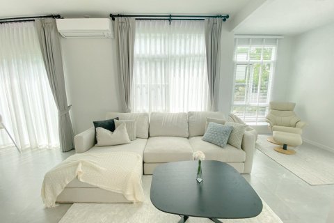 Chalet de 4 dormitorios en Bang Na, Bangkok, Tailandia № 133693 - foto 4