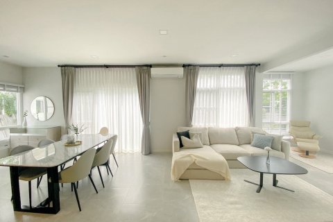Chalet de 4 dormitorios en Bang Na, Bangkok, Tailandia № 133693 - foto 3