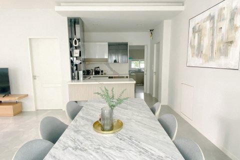 Chalet de 4 dormitorios en Bang Na, Bangkok, Tailandia № 133693 - foto 6