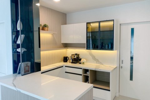 Chalet de 4 dormitorios en Bang Na, Bangkok, Tailandia № 133693 - foto 7