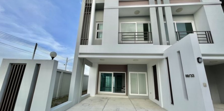 Casa de 3 dormitorios en Pattaya, Tailandia № 205405
