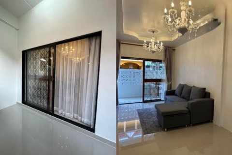 Casa de 3 dormitorios en Pattaya, Tailandia № 205404 - foto 2
