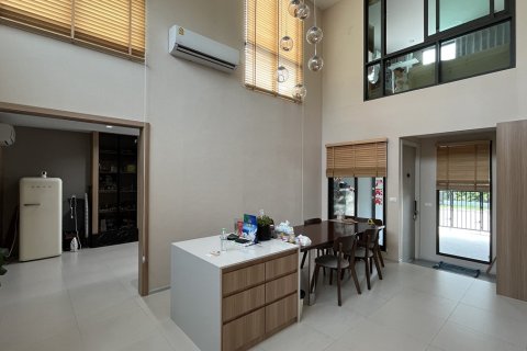Adosado de 4 dormitorios en Bangkok, Tailandia № 201200 - foto 11