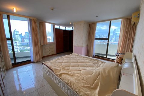 Condo in Bangkok, Thailand, 2 bedrooms № 143527 - photo 11