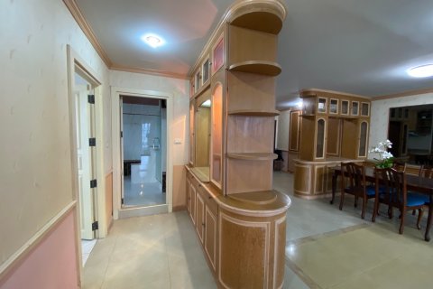 Condo in Bangkok, Thailand, 2 bedrooms № 143527 - photo 9