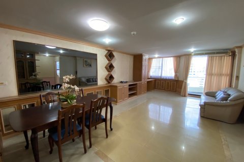 Condo in Bangkok, Thailand, 2 bedrooms № 143527 - photo 2