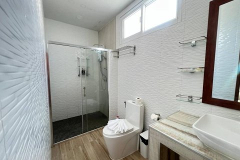 Chalet de 3 dormitorios en Phuket, Tailandia № 117293 - foto 7