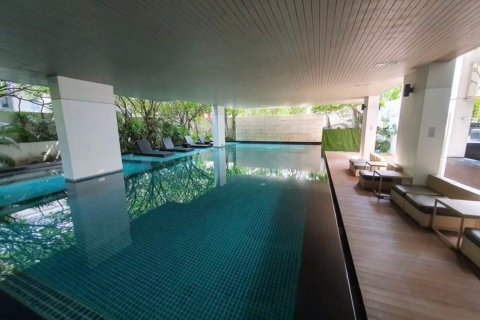 Condominio de 2 dormitorios en Khlong Toei, Bangkok, Tailandia № 69739 - foto 15