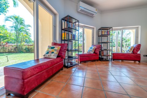 Villa in Pattaya, Thailand 5 Schlafzimmer № 135365 - Foto 26