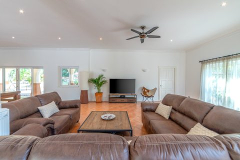 Villa in Pattaya, Thailand 5 Schlafzimmer № 135365 - Foto 16