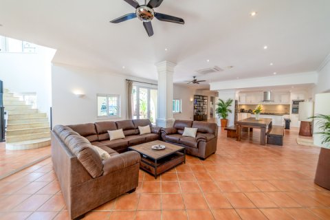 Villa in Pattaya, Thailand 5 Schlafzimmer № 135365 - Foto 17