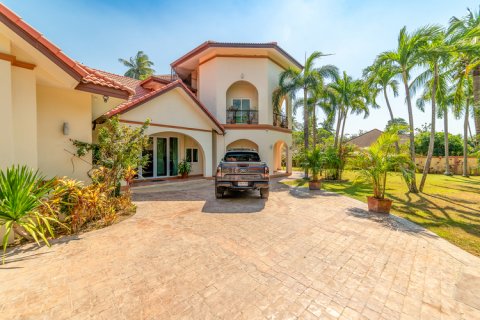 Villa in Pattaya, Thailand 5 Schlafzimmer № 135365 - Foto 2