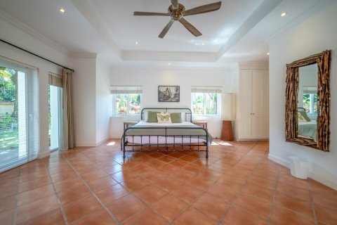 Villa in Pattaya, Thailand 5 Schlafzimmer № 135365 - Foto 20