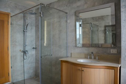 Condo in Bangkok, Thailand, 3 bedrooms  № 66386 - photo 18