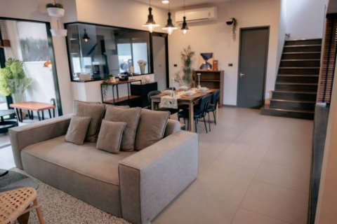 Casa de 3 dormitorios en Samut Prakan, Tailandia № 146682