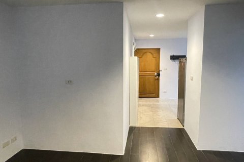 Studio in the Condo in Watthana, Bangkok, Thailand  № 159442 - Foto 8