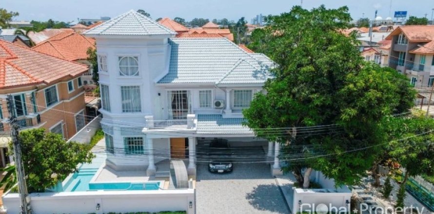 Casa de 4 dormitorios en Pattaya, Tailandia № 233567