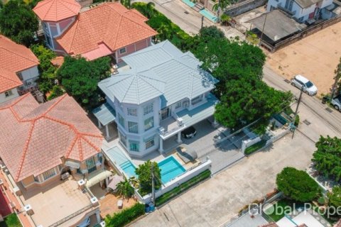Casa de 4 dormitorios en Pattaya, Tailandia № 233567 - foto 4