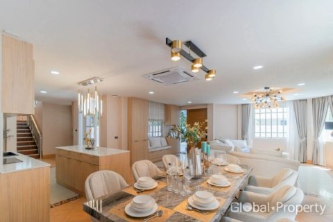 Casa de 4 dormitorios en Pattaya, Tailandia № 233567 - foto 12