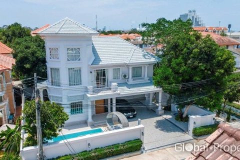 Casa de 4 dormitorios en Pattaya, Tailandia № 233567 - foto 2