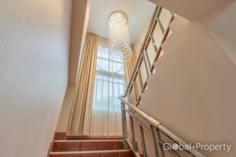 Casa de 4 dormitorios en Pattaya, Tailandia № 233567 - foto 17