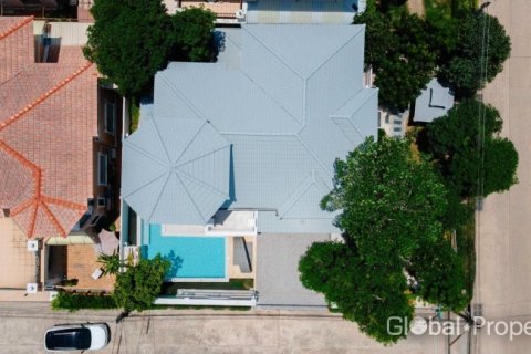 Casa de 4 dormitorios en Pattaya, Tailandia № 233567 - foto 3