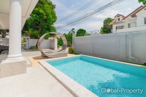 Casa de 4 dormitorios en Pattaya, Tailandia № 233567 - foto 7