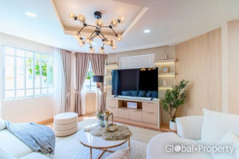 Casa de 4 dormitorios en Pattaya, Tailandia № 233567 - foto 10