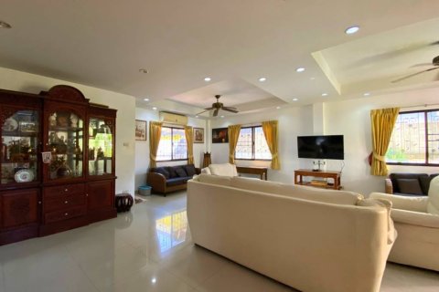 Casa de 4 dormitorios en Pattaya, Tailandia № 152610 - foto 3