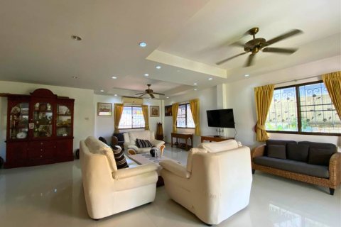 Casa de 4 dormitorios en Pattaya, Tailandia № 152610 - foto 4