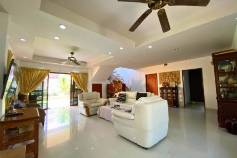 Casa de 4 dormitorios en Pattaya, Tailandia № 152610 - foto 5