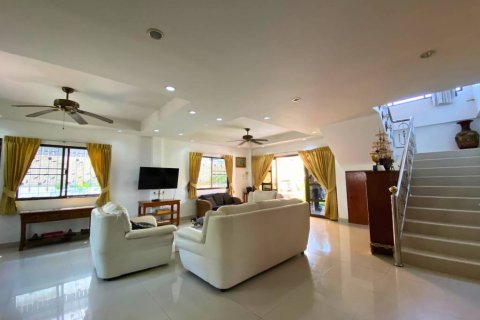 Casa de 4 dormitorios en Pattaya, Tailandia № 152610 - foto 2